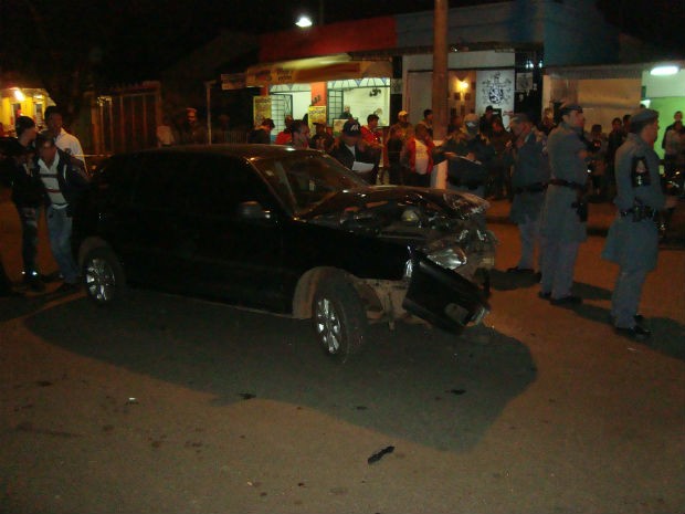 Carro seguia pela Rua Dr. Coutinho quando foi atingido na frente. (Foto: Eduardo Ribeiro Jr./G1)