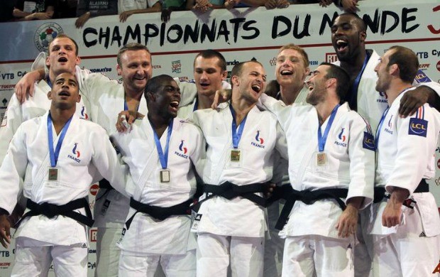 Donos da casa, os franceses levaram o título do Mundial por Equipes em 2011 (Foto: AP)