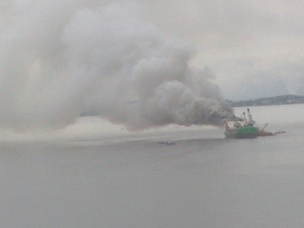 Embarcação pega fogo na Baía de Guanabara (Foto: Luciano Chaves/VC no G1)