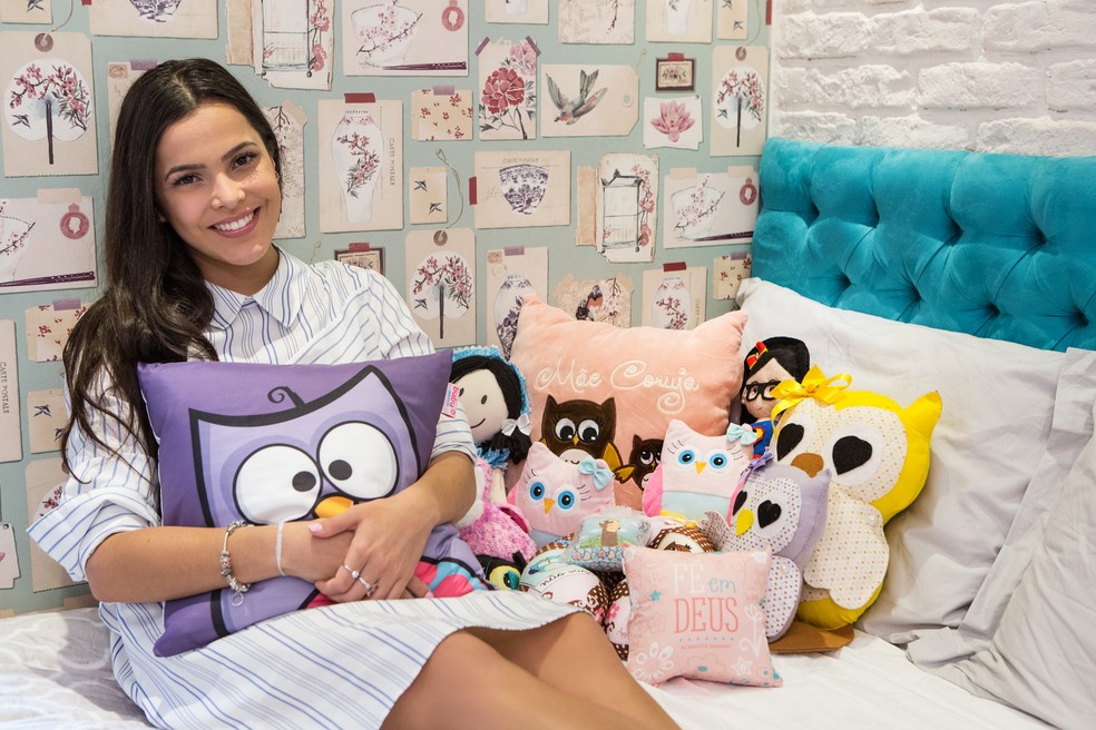 Emilly Araújo em sua cama com presentes dados pelos fãs (Foto: Felipe Monteiro / Gshow)