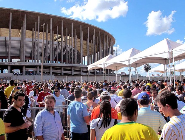 torcida Mané Garrincha estádio jogo (Foto: Marcelo Baltar)