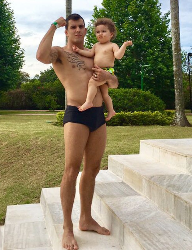 O lutador do UFC Felipe Sertanejo com o filho, Theo (Foto: Arquivo Pessoal)