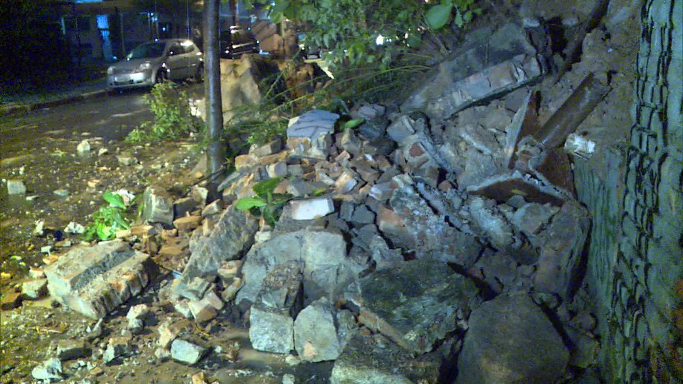 Escombros ocupam calçada (Foto: Reprodução/TV Globo)