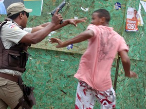 Em frente à Escola Ester Félix, no bairro de Fazenda Coutos, no subúrbio de Salvador (BA), um policial chegou a sacar a arma ao se desentender com um homem, após uma moto ser apreendida por suspeita de roubo (Foto: Lúcio Távora, A Tarde/Folhapress)