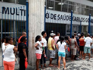 Frente do posto da Rua Carlos Gomes, em Salvador (Foto: Julio Cesar/TV Bahia)