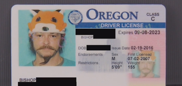Homem ganha direito de usar chapéu de raposa em documento nos EUA (Foto: Reprodução)