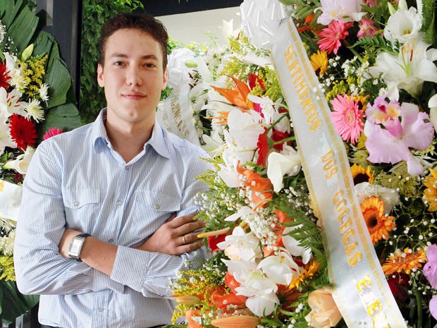 A dificuldade em conseguir comprar uma coroa de flores pela internet quando o avô morreu inspirou  Eduardo Gouveia (Foto: Divulgação)