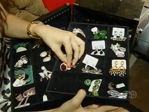 Isabela investe o lucro nas peças de semijoia (Foto: Reprodução/TV Anhanguera)