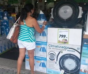 Na falta de ventilador, lojas oferecem climatizadores e umidificadores (Foto: Gabriela Gasparin/G1)