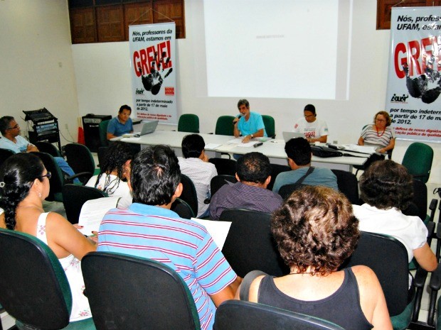 Professores da Ufam durante assembleia de greve (Foto: Divulgação)