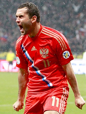 Alexander Kerzhakov comemora gol da Rússia contra Portugal (Foto: Reuters)