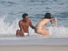 Luís Miranda toma caldo em praia no Rio e cai na gargalhada
