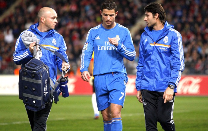 Cristiano Ronaldo sai machucado Almería e Real Madrid (Foto: Agência EFE) Cristiano Ronaldo sai machucado Almería e Real Madrid (Foto: Agência EFE)