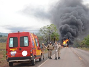 Bombeiros foram chamados para tentar conter as chamas causadas pela explosão na BR-153 (Foto: Elvecino Benício/Arquivo Pessoal)