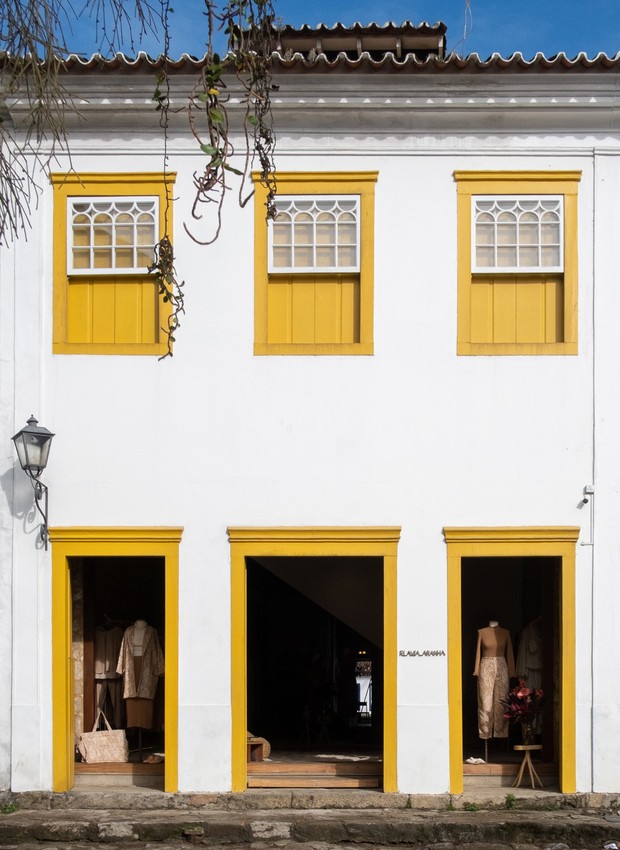 A fachada do casarão no Centro Histórico de Paraty foi preservada em sua totalidade durante a reforma para receber a loja Flávia Aranha (Foto: Marcelo Oséas / Divulgação)