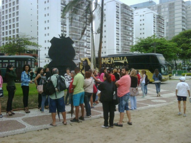 Ônibus da 'Menina Fantástica' chegou à Baixada Santista nesta sexta-feira (12) para a seletiva pelo litoral de São Paulo   (Foto: Solange Freitas/TV Tribuna)