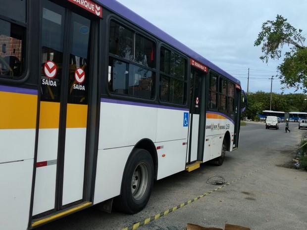 Tiroteio aconteceu dentro do ônibus Rio Doce/CDU, em Olinda (Foto: Polícia Militar de Pernambuco/Divulgação)