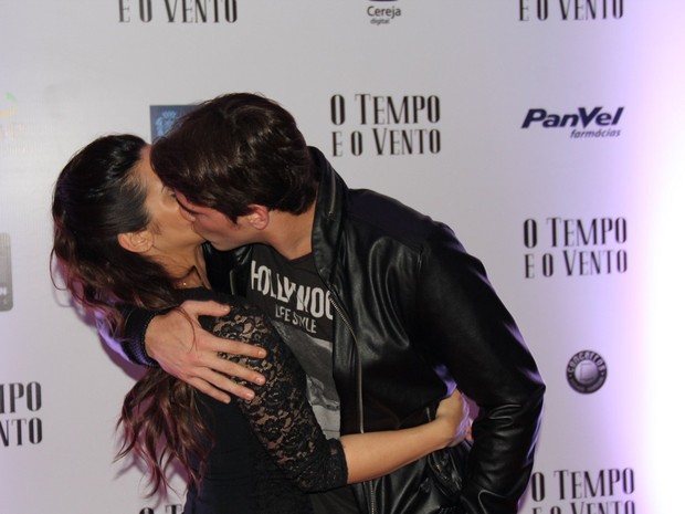 Cleo Pires e Rômulo Neto em pré-estreia de filme no Rio (Foto: Rogério Fidalgo/ Ag. News)