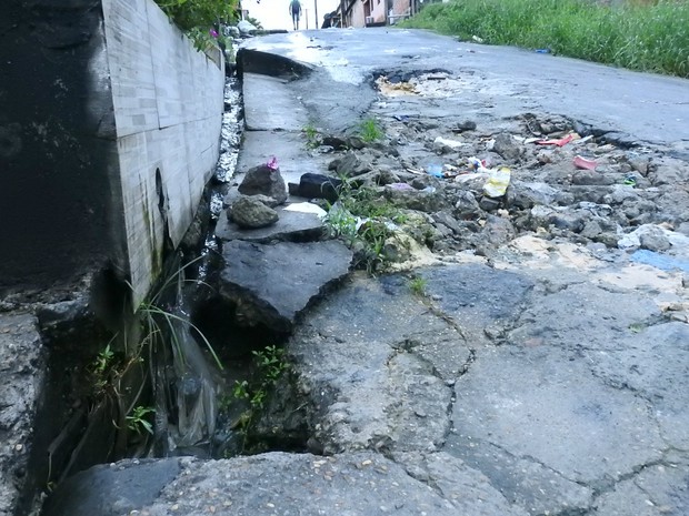 Água servida despejada na rua esburacada (Foto: Ive Rylo/G1AM)