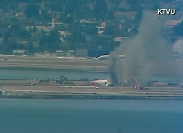 Imagem mostra acidente com avião ocorrido em Aeroporto de San Francisco (Foto: Reprodução/KTVU/CNN)