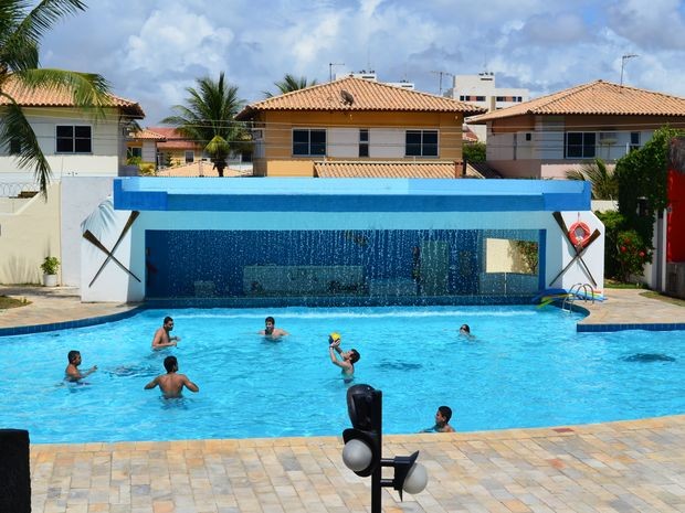 Turistas se divertem nas piscinas dos hoteis em Aracaju (Foto: Fredson Navarro / G1)