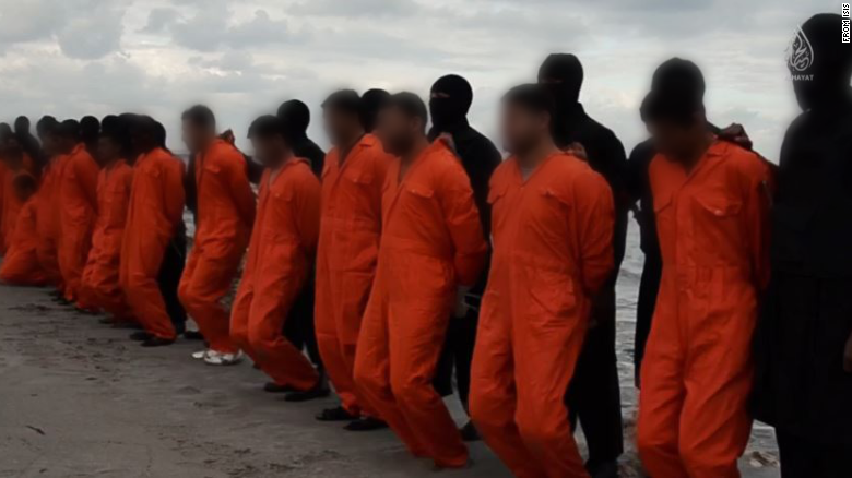 Vídeo divulgado pelo Estado Islâmico mostra egípcios enfileirados antes da execução