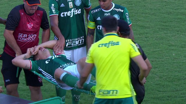 Moisés torce joelho, sai chorando e vira preocupação no Palmeiras
