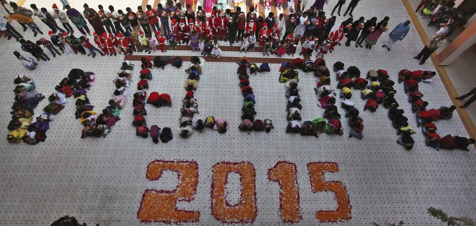 Estudantes dão as boas vindas ao novo ano em uma escola em Ahmabadab, na Índia