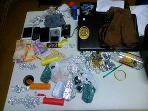 Drogas e materiais apreendido pela polícia com o casal (Foto: Divulgação/SSP-TO)