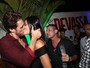 Daniel Manzieri beija a namorada em festa com outros ex-BBBs