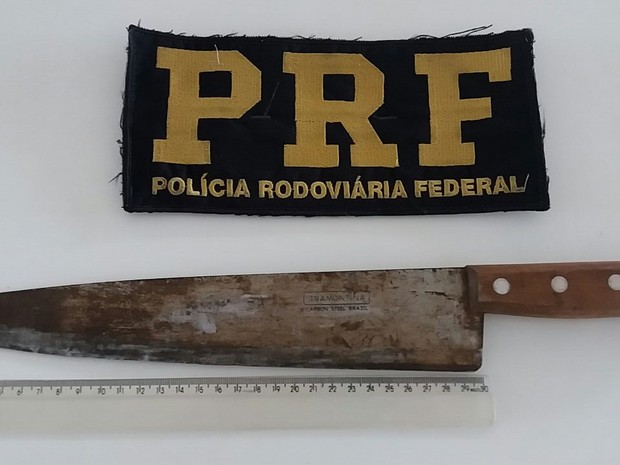 Motorista puxou uma faca para ameaçar PRF (Foto: PRF/Divulgação)