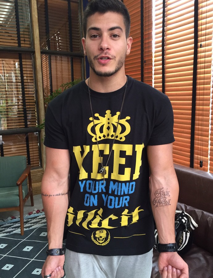Arthur Aguiar mostra tatuagens para o Gshow (Foto: Andrea Paiva / Gshow)