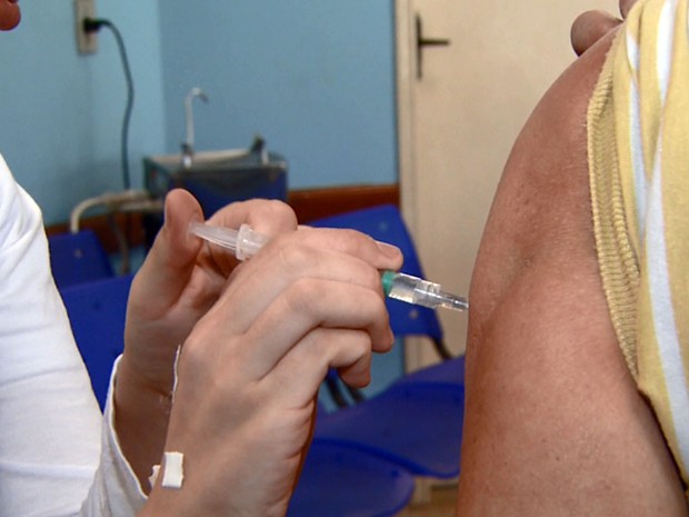 Vacina contra gripe e H1N1 é aplicada em posto de saúde (Foto: Reprodução EPTV)