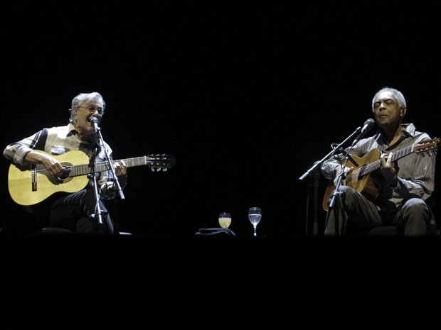Caetano Veloso e Gilberto Gil tocam em Tel-Aviv, em Israel, nesta terça-feira (28) (Foto: Ariel Schalit/AP) Caetano Veloso e Gilberto Gil tocam em Tel-Aviv, em Israel, nesta terça-feira (28) (Foto: Ariel Schalit/AP)