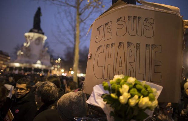 Homenagem após o ataque em Paris (Foto: Agência EFE)