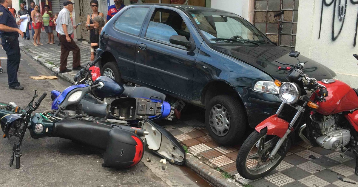 G1 Idosa perde controle do carro e atropela quatro motos em Jacareí