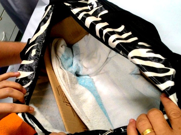 Bebê-rescém nascido estava dentro de mala em distrito de Piracicaba (Foto: Polícia Militar de Piracicaba)