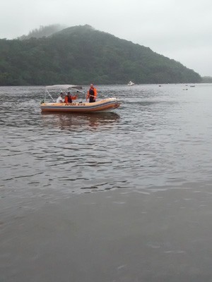 Defesa Civil ajudou a retirar os atletas do mar (Foto: Divulgação/Defesa Civil de Bertioga) Defesa Civil ajudou a retirar os atletas do mar (Foto: Divulgação/Defesa Civil de Bertioga)