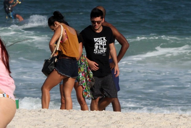 Bruno Gissone e a namorada Yanna (Foto: Marcos Ferreira /photo rio news)