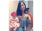 Ex de Adriano faz selfie com a filha do jogador e posta em rede social