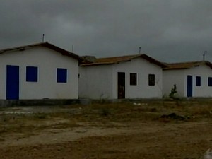 Casas foram construidas, mas não foram entregues em Belém do São Francisco (Foto: Reprodução/TV Grande Rio)