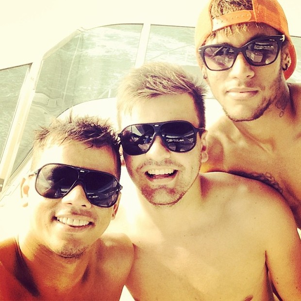 Neymar posta foto com amigos (Foto: Instagram / Reprodução)