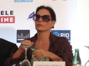 Atriz Carolina Ferraz em coletiva de imprensa em São Paulo sobre o filme 'Crô'  (Foto: Cauê Muraro/G1)