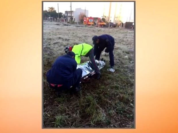 Homem de 67 anos teve de ser resgatado pelos bombeiros em campo de Xanxerê (Foto: Reprodução/RBS TV)