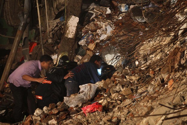 Equipes de resgate trabalham após desabamento de prédio nesta segunda-feira (10) em Mumbai, na Índia (Foto: AP)