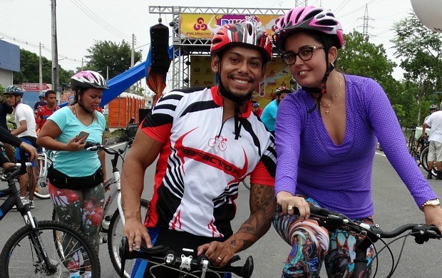Casais também participaram da Bike Party, em Manaus (Foto: Onofre Martins/Rede Amazônica)