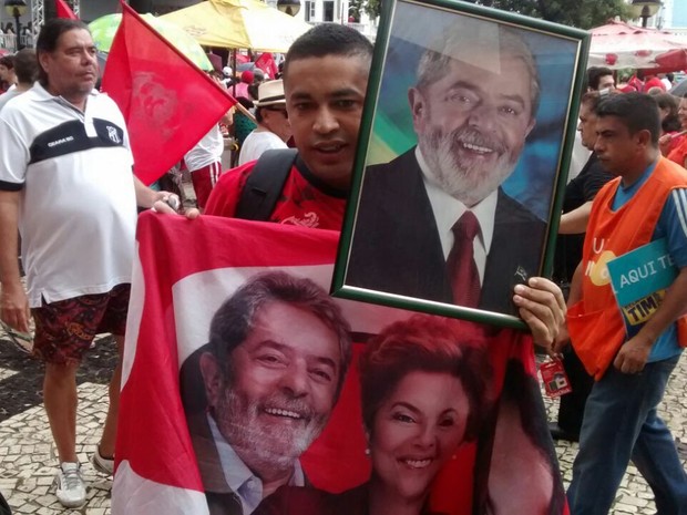 Fã levou fotos de Lula (Foto: Andre Teixeira/G1)