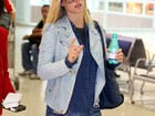 Após entrevista ao 'JN', Carolina Dieckmann embarca em aeroporto