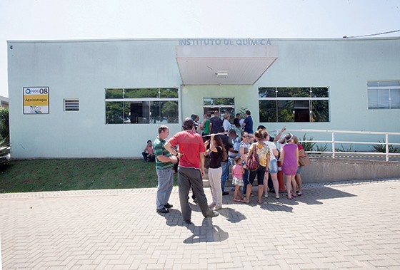 BUSCA Pacientes e familiares na USP em São Carlos, à espera das cápsulas de fosfo. Na quinta-feira, dia 15, logo de manhã, as cápsulas haviam acabado (Foto: Rogério Cassimiro/ÉPOCA)