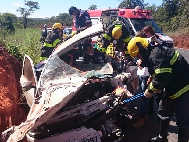 Teto do carro precisou ser cortado para que resgate fosse feito (Foto: Corpo de Bombeiros/Divulgação)